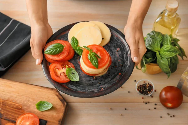 Vrouw Met Plaat Met Smakelijke Caprese Close — Stockfoto