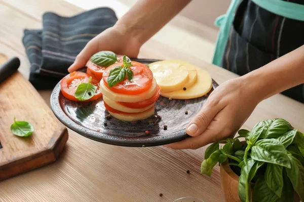 Vrouw Met Plaat Met Smakelijke Caprese Close — Stockfoto