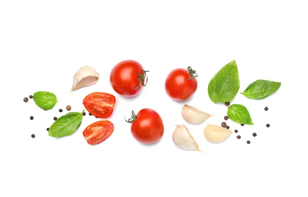 Pomidorów Świeżą Bazylią Przyprawy Białym Tle — Zdjęcie stockowe