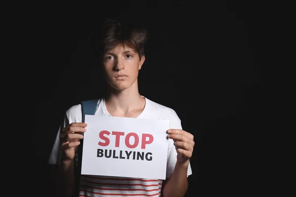 Εφηβικό Αγόρι Που Κατέχουν Φύλλο Χαρτιού Κείμενο Σταματήσει Εκφοβισμός Σκούρο — Φωτογραφία Αρχείου