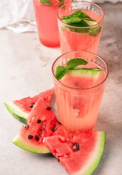 Sommar Cocktail Glas Med Vattenmelon Skivor Ljusbordet — Stockfoto