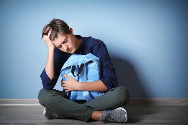 Smutny Nastoletniego Chłopaka Siedzi Podłodze Pomieszczeniu Zastraszanie Szkole — Zdjęcie stockowe