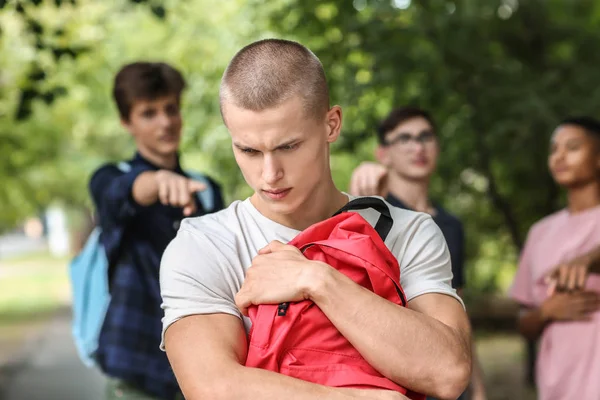 Mobbad Tonårspojke Med Aggressiva Skolkamrater Utomhus — Stockfoto