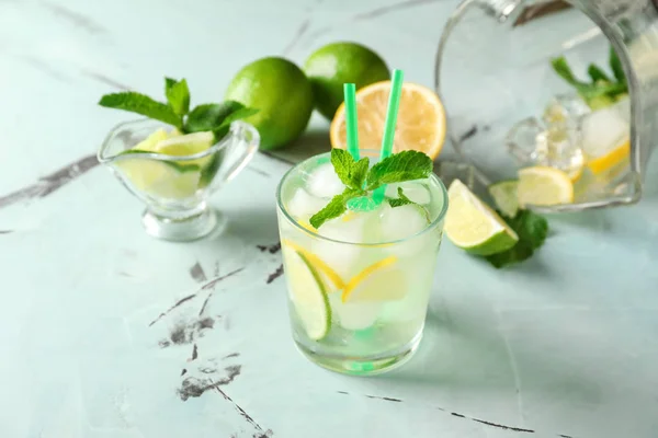 Vaso Mojito Fresco Sobre Mesa Ligera —  Fotos de Stock