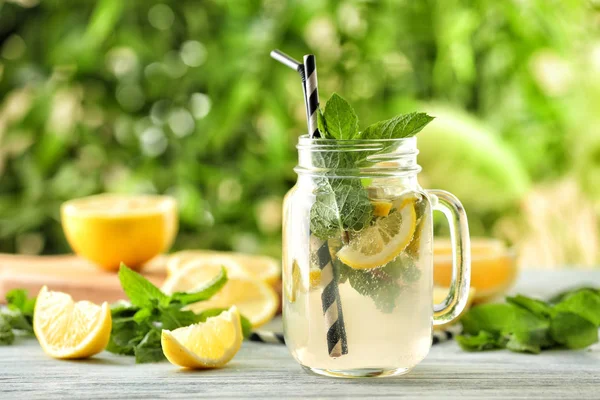 Mason Jar Fresh Lemonade Table — Stock Photo, Image