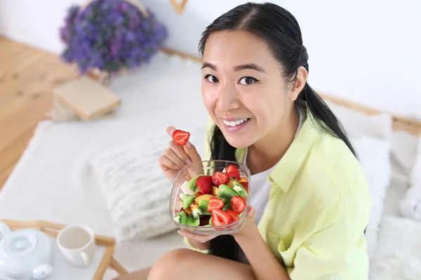 Asyalı Kadın Evde Sağlıklı Meyve Salatası Yemek — Stok fotoğraf