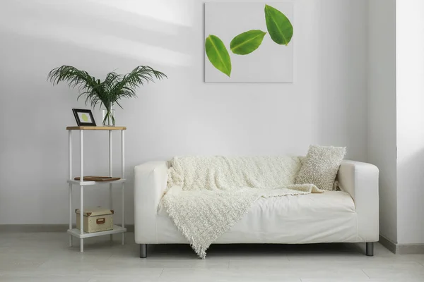 Stilvolles Interieur Mit Weißem Sofa Und Tropischen Blättern — Stockfoto