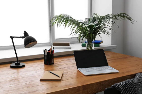 Lugar Trabajo Con Portátil Hojas Tropicales Jarrón Sobre Mesa — Foto de Stock