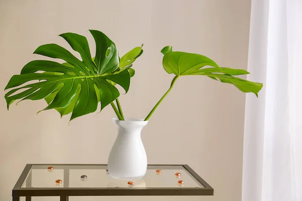 Vase Avec Feuilles Tropicales Sur Table Verre Dans Chambre — Photo