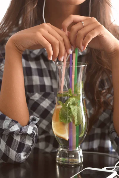 Mujer Joven Bebiendo Limonada Fresca Casa Primer Plano —  Fotos de Stock