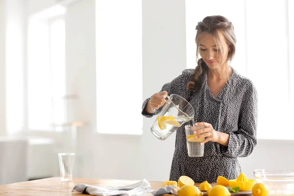 Mujer Joven Vertiendo Limonada Fresca Jarra Vidrio Casa — Foto de Stock