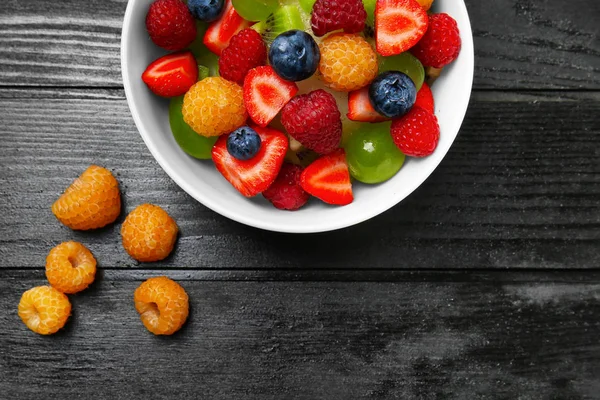 Deliciosa Salada Frutas Tigela Mesa Madeira Escura — Fotografia de Stock