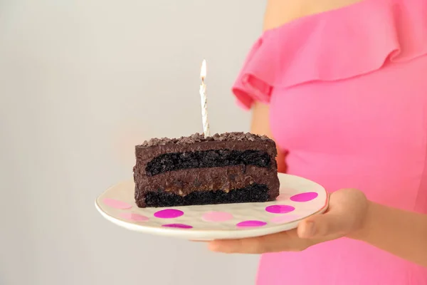 Mujer Sosteniendo Pedazo Delicioso Pastel Cumpleaños Con Vela Encendida Sobre — Foto de Stock