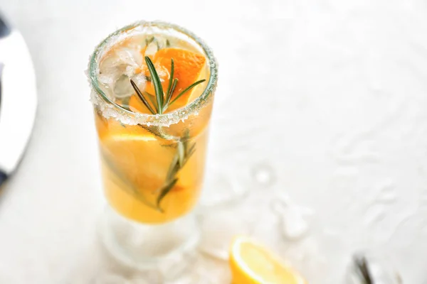 Verre Cocktail Froid Savoureux Sur Table Blanche — Photo