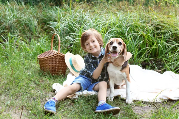 Menino Bonito Com Cão Descansando Parque Verde — Fotografia de Stock