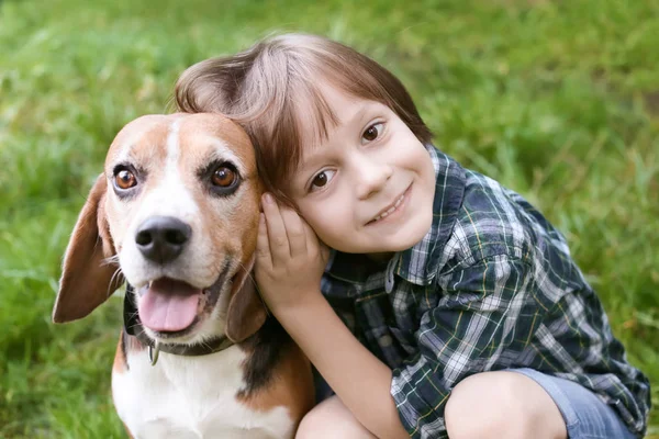 Menino Bonito Com Cão Descansando Parque Verde — Fotografia de Stock