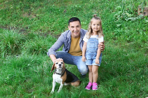 Padre Pequeña Hija Con Perro Descansando Parque Verde —  Fotos de Stock