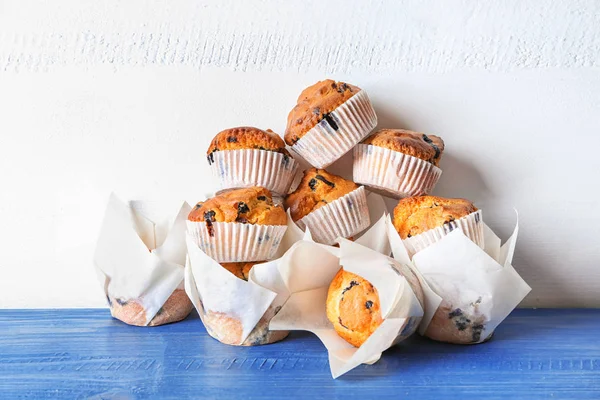 Lezzetli Blueberry Muffins Renk Ahşap Tablo — Stok fotoğraf