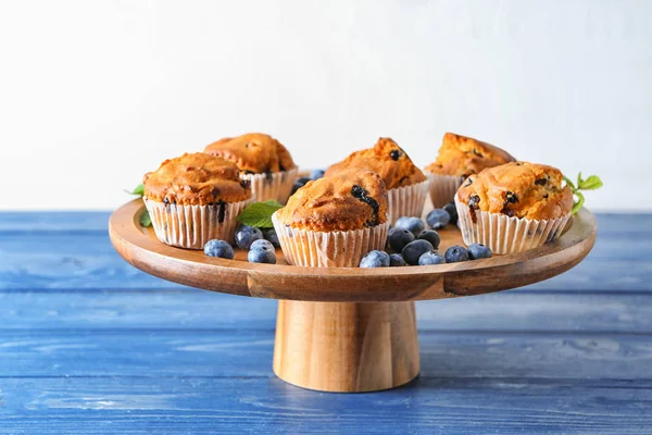 Stand Avec Savoureux Muffins Aux Myrtilles Sur Table Couleur — Photo