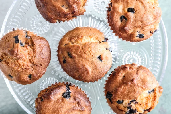 Leckere Blaubeer Muffins Auf Glasständer Nahaufnahme — Stockfoto