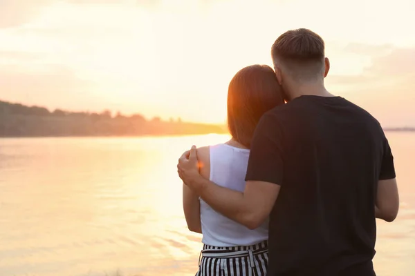 Gün Batımında Seven Çift Nehri Yakınında Mutlu — Stok fotoğraf