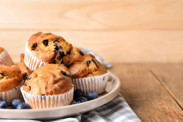 Płyta Smaczne Blueberry Muffins Drewnianym Stole — Zdjęcie stockowe