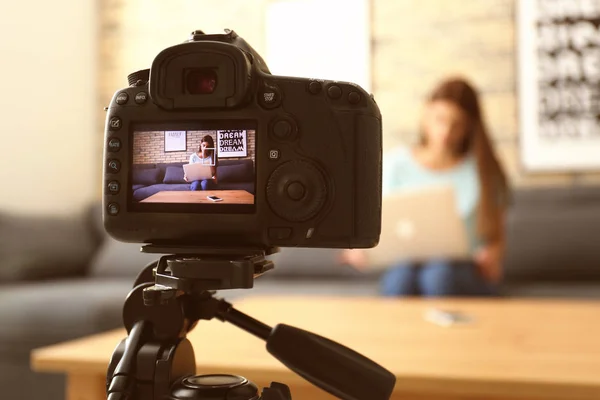 Jovem Blogueira Gravação Vídeo Dentro Casa — Fotografia de Stock