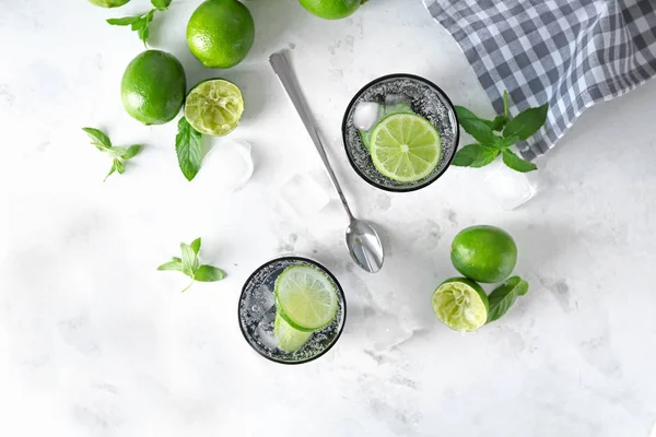 Glasses Fresh Lime Lemonade Light Table — Stock Photo, Image