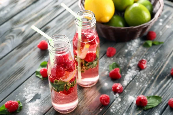 Botellas Limonada Frambuesa Fresca Sobre Mesa Madera — Foto de Stock