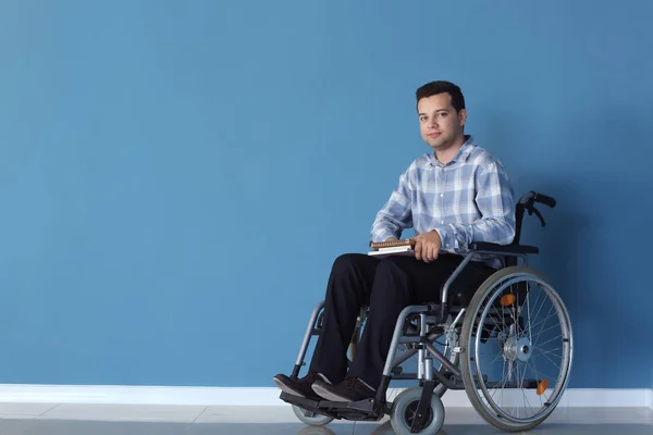 Genç Adam Tekerlekli Sandalyeye Mahkum Renk Duvarının Yakınında — Stok fotoğraf