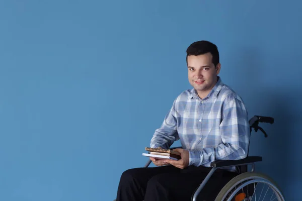 Молодой Человек Инвалидной Коляске Цветном Фоне — стоковое фото