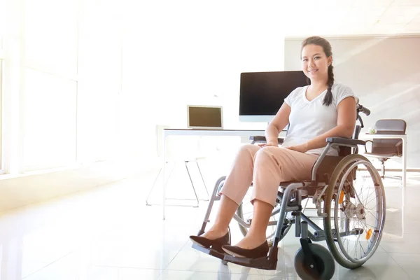 Asian Kobieta Wózku Inwalidzkim Biurze — Zdjęcie stockowe