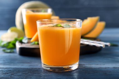 Lezzetli kavun güler yüzlü masada cam