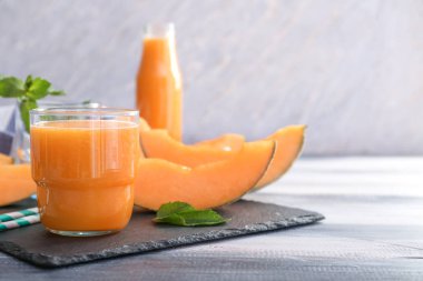 Lezzetli kavun güler yüzlü masada cam