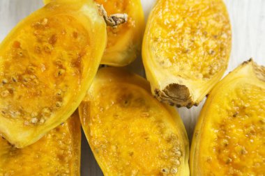 Olgun kaktüs armut masada yarısı