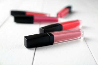 Beyaz ahşap masa üzerinde sıvı pembe ruj