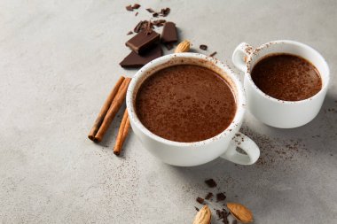 Gri masada sıcak çikolata bardak