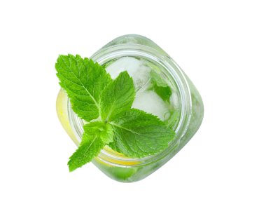 Beyaz arka plan üzerinde taze mojito kavanoz