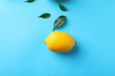 Renk arka plan üzerinde Bütün Konfit limon