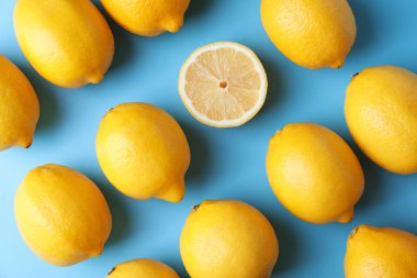 Renk arka plan üzerinde olgunlaşmış limon