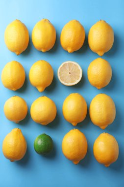 Olgun limon kireç renkli arka plan üzerinde ile