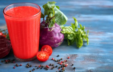 Cam lezzetli kırmızı yüzlü ve sebze ahşap tablo