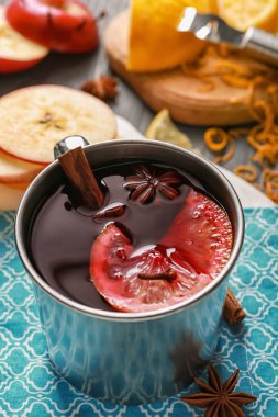 Metal fincan masada lezzetli mulled şarap