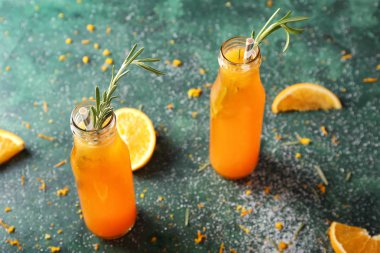 Taze yaz kokteyl renk tablosu üzerinde şişelerde