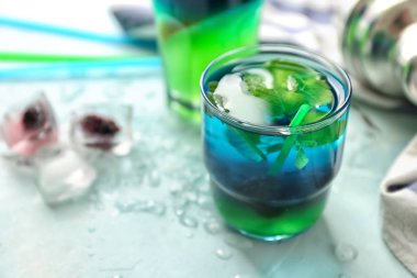 Taze yaz kokteyl cam masa lambası üzerinde