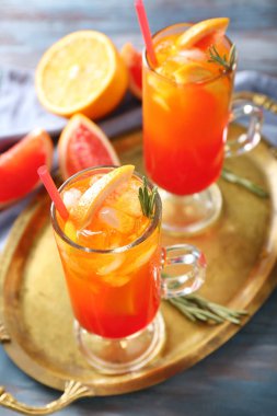 Taze yaz kokteyl cam bardak metal tepsi