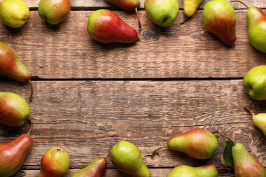 Olgun tatlı armut ahşap masa üzerinde çerçeve yaptı