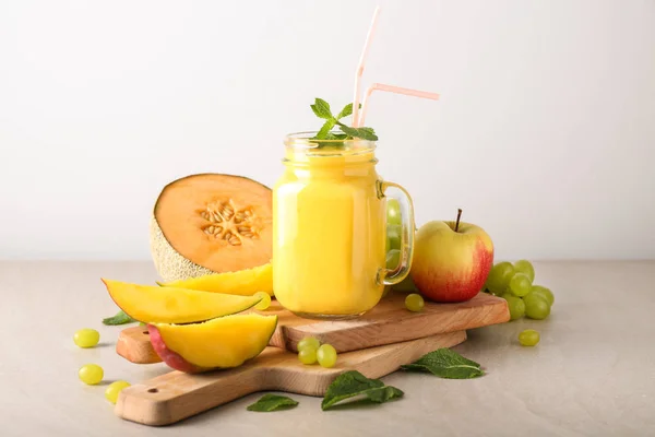 Mason Jar Van Smakelijke Gele Smoothie Vruchten Houten Planken — Stockfoto