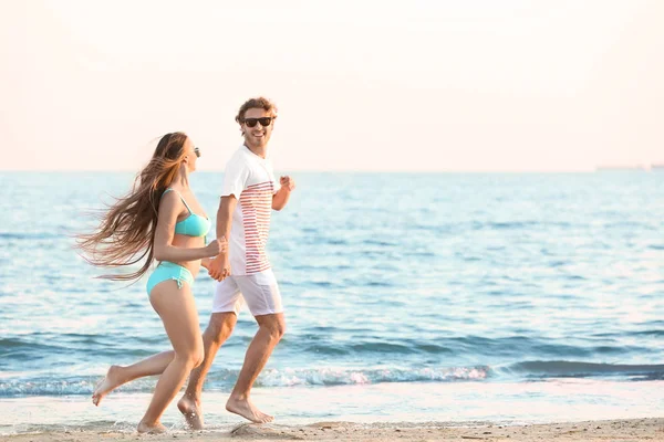 Joyeux Jeune Couple Courant Sur Plage Mer — Photo