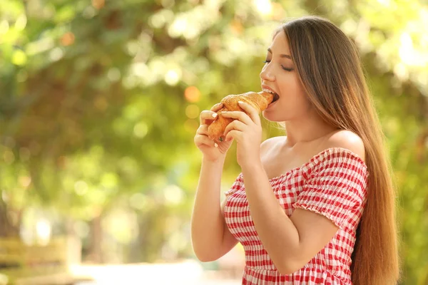 Femeia Mănâncă Croissant Gustos Aer Liber — Fotografie, imagine de stoc